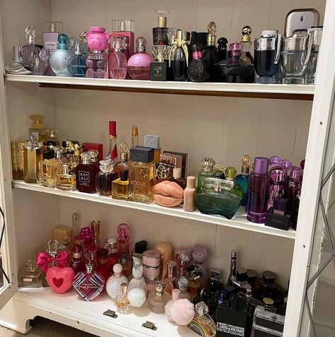 Good Girl Aesthetic, Tuberose Perfume, Pink Ysl, Valentino Born In Roma, Spring Display, Born In Roma, Perfume Storage, Fragrances Perfume Woman, Perfume Reviews