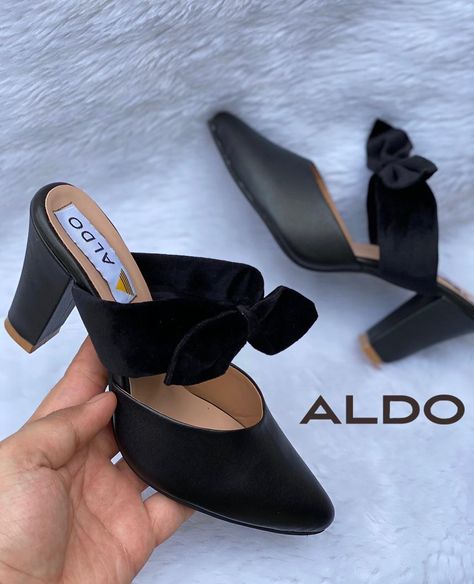 Stylish Shoes Heels, Dress Flat Shoes, Block Heel Mules, Pretty Sandals, Make Shoes, Cute Shoes Heels, Shoes World, Flat Dress Shoes, Ladies Sandals