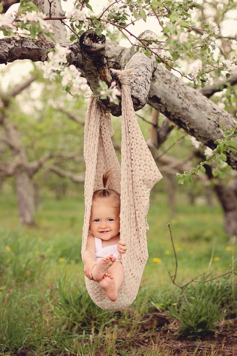 2 Year Picture Ideas, Two Year Old Photoshoot Ideas, Apple Orchard Baby Pictures, Apple Blossom Photo Shoot, Baby Girl Photoshooting Ideas 1 Year, Baby Shoot Ideas 1 Year, Baby Spring Photoshoot, Baby One Year Photoshoot, One Year Old Photo Shoot Boy