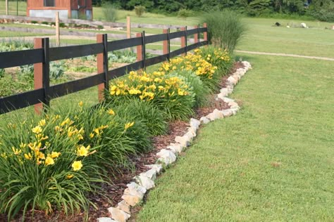 Split Rail Fence, Landscape Borders, Beautiful Landscaping, Driveway Entrance, Lawn Design, Driveway Landscaping, Outside Projects, Farmhouse Landscaping, Rail Fence