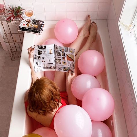 Disco Ball Bathtub Photoshoot, Bath Tub Photoshoot Balloons, Balloon Bathtub Photoshoot, Birthday Bathtub Photoshoot, Bathtub Birthday Photoshoot, Sleepover Photos, Balloon Photoshoot Ideas, Balloons Photoshoot, Tub Photoshoot