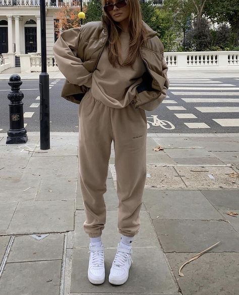 Neutral Sporty Outfits, Sporty Neutral Outfits, Neutral Joggers Outfit, Neutrals Aesthetic Outfits, Neutral Aesthetic Clothing, Neutral Aesthetic Outfits Winter, Jogger Set Outfits Women, Neutral Aesthetic Outfits, Sweats Outfits