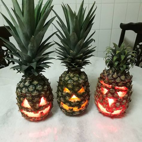 Say Aloha to amazing Pineapple Carving Ideas for Halloween Tropical Decorations - Hike n Dip Pineapple Pumpkin Carving, Pineapple Pumpkin, Amazing Pumpkin Carving, Tiki Party, Carving Ideas, Pumpkin Faces, Halloween Home Decor, Tropical Decor, Halloween House