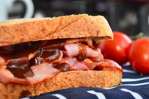 British Bacon, Bacon Sandwich Recipes, Traditional English Food, Perfect Bacon, Types Of Sandwiches, British Dishes, Bacon Sandwich, Food Bread, Brown Sauce