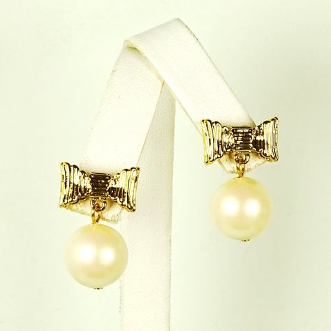 Very Pretty Kate Spade Yellow Gold Plated Metal, Faux Cream Pearl Bow Dangle Earrings Are Approx. 5/8" Wide, 7/8" Long With Butterfly Fastening. Come On Ks Card. Glitter Stud Earrings, Horseshoe Earrings, Pearl Earring Set, Disney Earrings, Minnie Mouse Earrings, Huggie Earrings Silver, Gold Chandelier Earrings, Sapphire Earrings Studs, Pearl Bow