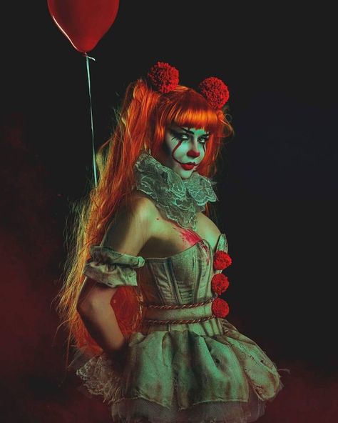 26 Cool But Obscure Halloween Makeup Ideas Clown Photoshoot, Pennywise Halloween Costume, Pennywise Cosplay, Pennywise Costume, Pennywise Halloween, Clown Costume Women, Clown Halloween Costumes, Horror Halloween Costumes, Halloween Shoot