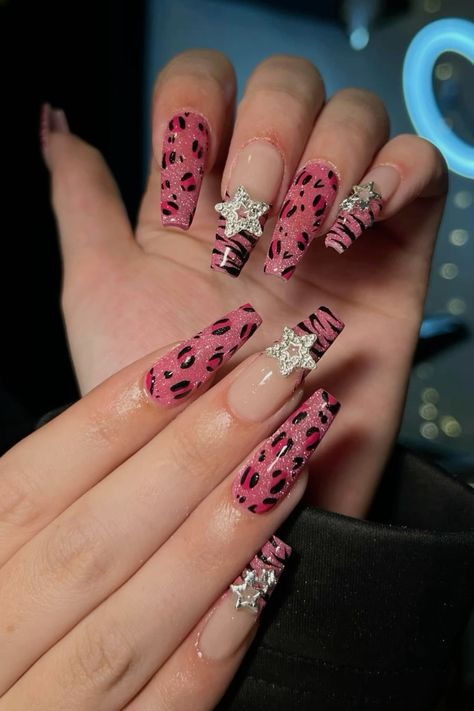 Long Nail Designs Aesthetic, Black Nail Y2k, Cool Nails Y2k, Gel Nail Designs Y2k, Y2knails Ideas, Creative Pink Nails, Cute 2000s Nails, Gothic Y2k Nails, Alt Baddie Nails