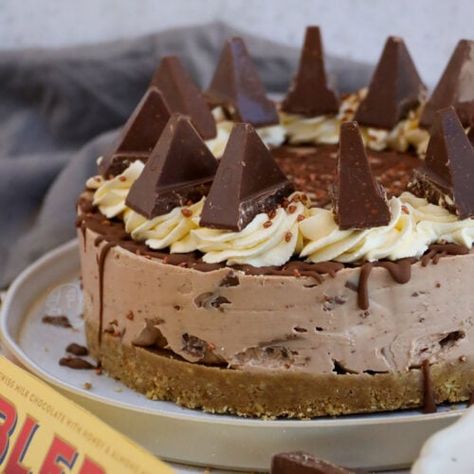 Toblerone Cheesecake! - Jane's Patisserie Toblerone Cheesecake Recipe, Toblerone Cake, Toblerone Cheesecake, Chocolate Fudge Cake Recipe, Janes Patisserie, Cheesecake Mix, Chocolate Cheesecake Recipes, Dessert Bar Recipe, Chocolate Fudge Cake