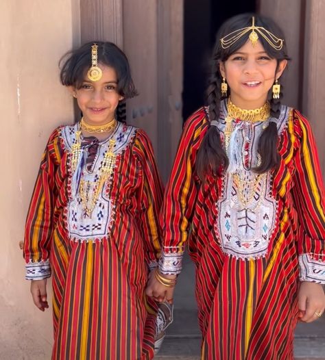 Traditional Dresses From Sur City, Oman 🇴🇲 Oman Traditional Clothing, Omani Clothing, Muscat City, Sultanate Of Oman, House Design Pictures, Muscat, World Cultures, Traditional Clothing, Outfit Style