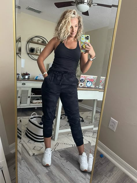 Sweats And Tank Top Outfit, Casual Travel Outfit, Sporty Chic Outfits, Casual Cute Outfits, Tank Top Outfit, Errands Outfit, Bra Tank Top, Make An Outfit, 2023 Outfits