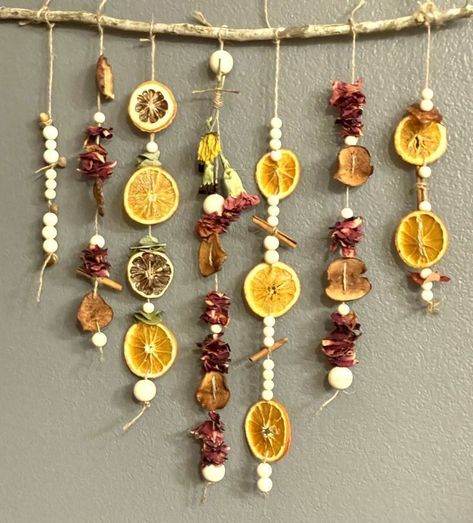 Mabon Crafts, Autumnal Equinox Celebration, Diy Fall Garland, Fruit Crafts, Natural Christmas Decor, Witchy Crafts, Fall Garland, Natural Christmas, Autumn Crafts