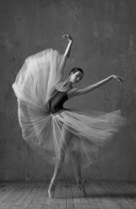 Ballet Photography Poses, Ballerina Photography, Ballerina Poses, Ballet Dance Photography, Dance Picture Poses, Dance Photo Shoot, Dancer Photography, Ballet Pictures, Ballerina Dance