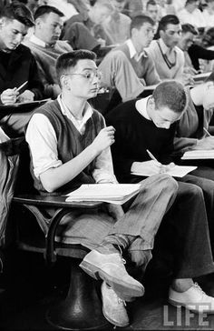 1950s Student Fashion, 1950s Classroom, 1950 School, 1950s School, Students Life, Ivy League Style, Ivy Style, Little Shop Of Horrors, Black And White Photograph