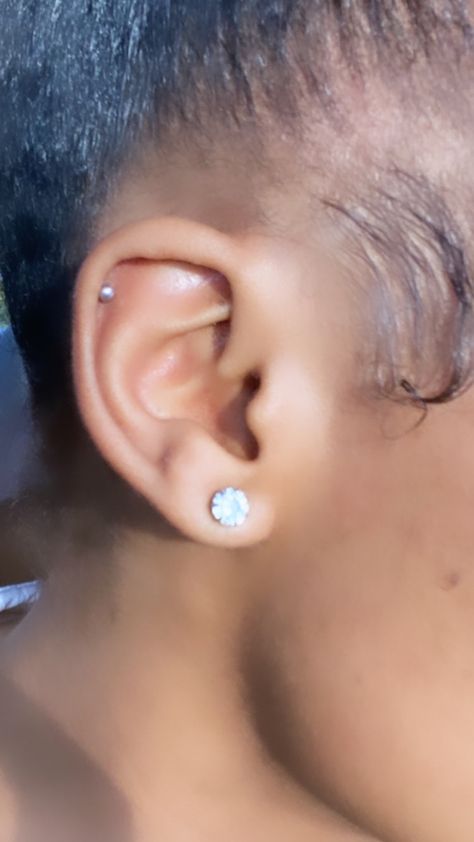 Helix Piercing Black Women, Helix Piercing Black, Upper Helix Piercing, Small Piercings, Helix Piercing Ideas, 3 Ear Piercings, Double Ear Piercings, Pretty Ear Piercings, Jewelry Piercing