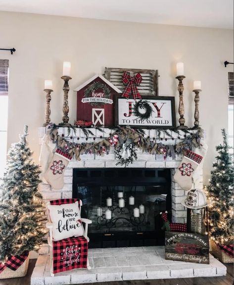 Farmhouse Christmas Mantle, Natal Country, Cozy Christmas Decor, Christmas Mantle Decor, Christmas Fireplace Decor, Country Christmas Decorations, Christmas Decor Inspiration, Christmas Mantel Decorations, Christmas Decorations Living Room