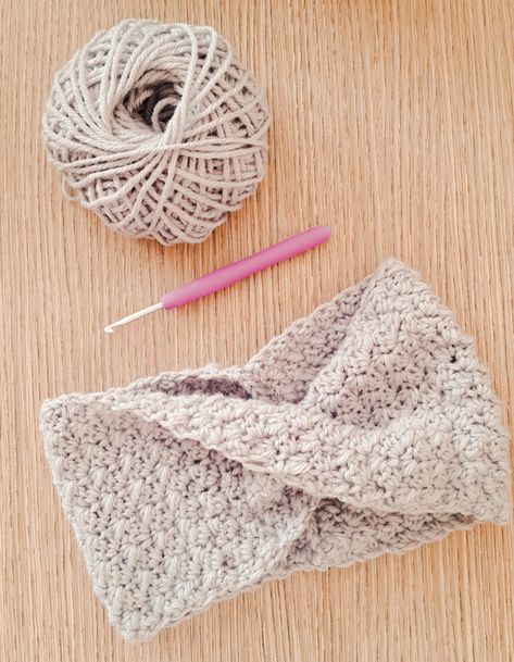 Come fare una fascia per capelli Infinity all'uncinetto - Laboratorio di Stile Sunburst Granny Square, Top Les, Crochet Beanie, Ear Warmers, Granny Square, Crochet Scarf, Knitted Scarf, Knit Crochet, Knitted Hats