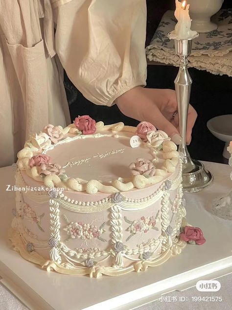 Bolo Vintage, Vintage Birthday Cakes, Sweet 17, Mini Cakes Birthday, Pretty Dessert, Cute Baking, Creative Birthday Cakes, Video Tiktok, Simple Birthday Cake