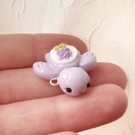 Purple Clay Ideas, Purple Polymer Clay, Stitch Clay Charm, Clay Charms Animals, Polymer Clay Bulbasaur, Kitty Polymer Clay, Pottery Crafts, Cute Clay, Clay Art Projects