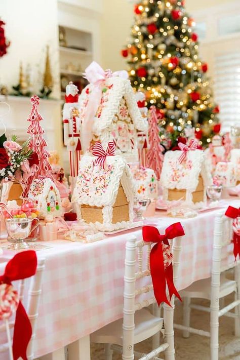 18 Kids Christmas Themed Birthday Party Ideas - Lady Celebrations Mini Gingerbread House, Christmas Tea Party, Gingerbread House Parties, Gingerbread Party, Gingerbread Christmas Decor, Gingerbread House Decorations, Christmas Gingerbread House, Gingerbread Houses, Christmas Tea