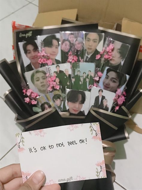 Photo Card Bouquet, Photocard Bouquet, Kpop Bouquet, Photocard Ideas, Photocards Bts, Kpop Store, Graduation Cap Decoration, Cap Decorations, Pop Photos