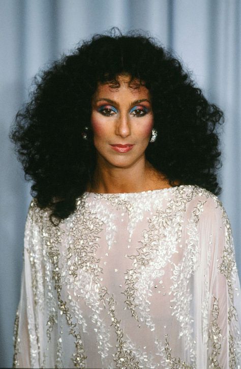 image Cher Makeup, 70s Disco Makeup, Cher 80s, Cher Fashion, Disco Makeup, 80's Hairstyle, Cher Outfits, Cher Photos, 70s Makeup