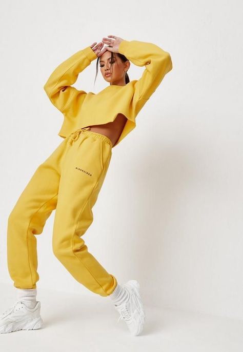 Streetwear Photoshoot Ideas, Athleisure Photoshoot, Mode Poses, Streetwear Photoshoot, High Fashion Poses, Studio Photoshoot Ideas, Fashion Model Poses, Studio Photoshoot, Model Poses Photography