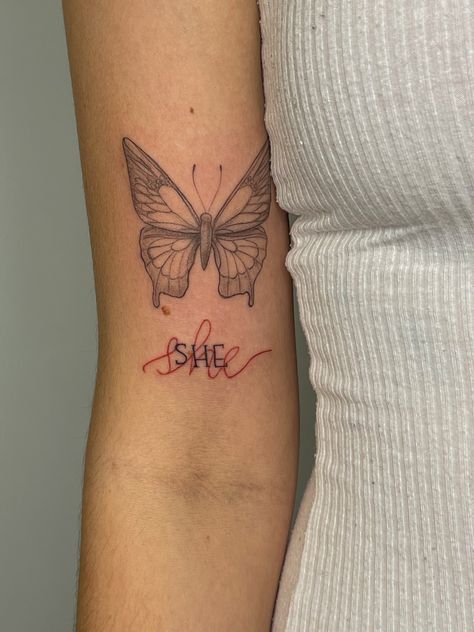 Harry Styles She Tattoo, She Harry Styles Tattoo, She Tattoo, Fine Line Tattoo Harry Styles, Lee Williams, Harry Styles Tattoos, Classy Tattoos, Simplistic Tattoos, Fine Line Tattoos