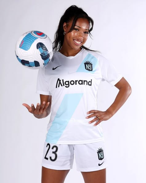 Soccer Players Photoshoot, Women’s Soccer Media Day, Soccer Pic Poses, Soccer Photo Shoot Ideas, Media Day Poses Soccer Goalkeeper, Media Day Poses Soccer College, Senior Soccer Photoshoot, Senior Soccer Banner Ideas, Soccer Photography Action