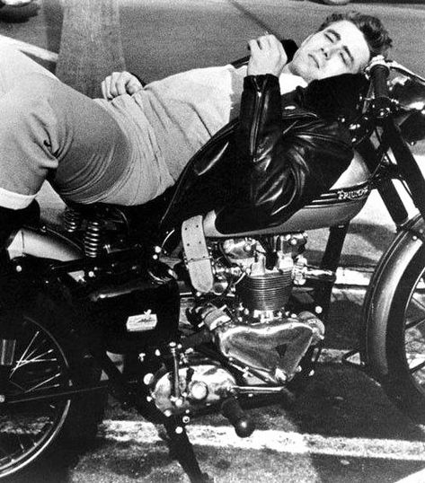 James Dean Motorcycle, James Dean Car, James Dean Pictures, Vintage Motorcycle Photos, James Dean Photos, Jimmy Dean, Motorcycle Aesthetic, Hollywood Legends, James Dean