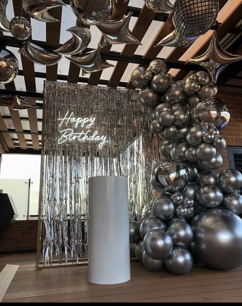 Platinum Themed Party, Disco Silver Party, 18th Decoration Ideas, Silver Birthday Party Aesthetic, Mirrorball Party Decor, Silver 25th Birthday, Silver Theme Party Decoration, House Of Balloons Party, Silver Themed Birthday Party