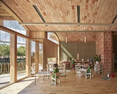 Imagine Montessori School / Gradolí & Sanz | ArchDaily Architecture Representation, Wooden Walkways, Kindergarten Design, Architecture School, Solid Brick, Master Thesis, Brick And Wood, Montessori School, Green Roof