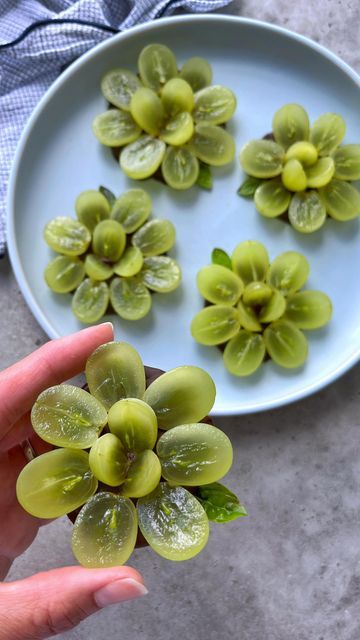 Fruit Display Wedding, Fruit Ice Cubes, Fancy Napkin Folding, Charcuterie Ideas, Food Art For Kids, Dessert Fruit, Fruit Display, Chocolate Roses, Food Carving