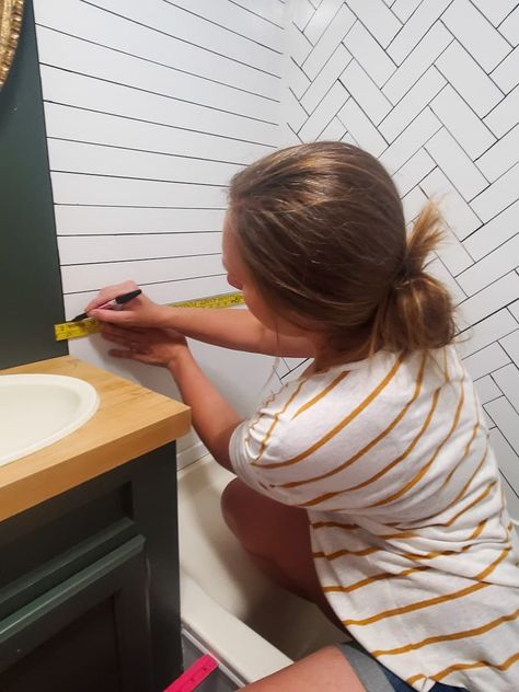 Use permanent marker to draw tile for diy subway tile design Easy Diy Camper Remodel, Rv Shower Renovation, Rv Shower Makeover, Diy Rv Bathroom Remodel, Diy Camper Makeover On A Budget, Tiny Camper Bathroom, Trailer Shower Remodel, Camper Wall Remodel, Diy Camper Bathroom