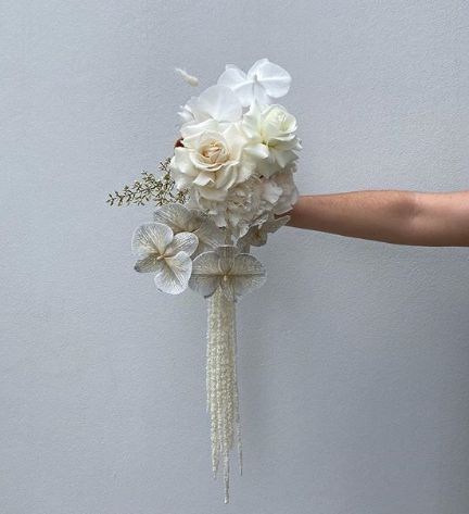 Unique Flower Bouquet Wedding, Unique Wedding Flowers Bouquet, Wedding Bouquet Unique, Small Modern Bridal Bouquet, Modern Bridal Bouquet Unique, Unique Bride Bouquet, Droopy Bouquet Wedding, Simple Bride Bouquet, Long Stem White Bouquet