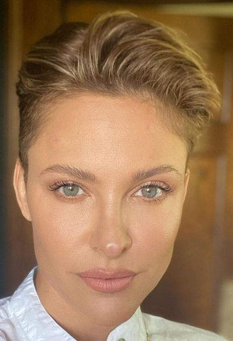 see video how to style pompadour haircut Jill Wagner Hair, Jill Wagner Short Hair, Female Pompadour, Pompadour Women, Pompadour Pixie, Pompadour Hairstyle Women, Military Cut, Jill Wagner, Tomboy Haircut