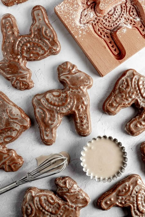 Gingerbread Cookie Dough Recipe, Gingerbread Cookie Dough, Xmas Reindeer, Soft Gingerbread, Christmas Cookie Box, Soft Gingerbread Cookies, Cookie Embosser, Chocolate Liqueur, Cookie Dough Recipes