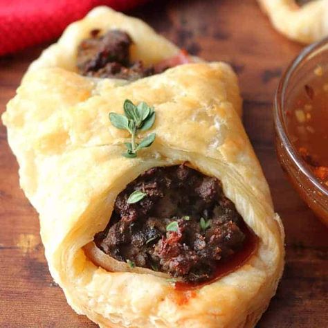 Beef Wellington Turnovers, Cooking The Best Steak, Beef Appetizers, Pepperidge Farm Puff Pastry, Mushrooms And Onions, Beef Wellington Recipe, Puff Pastry Filling, Puff Pastries, Beef Steak Recipes