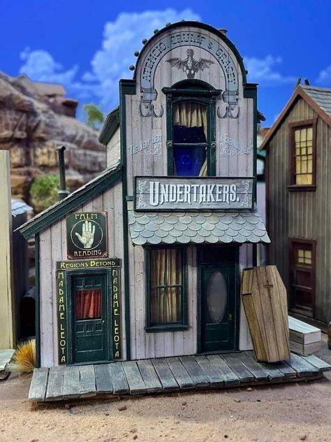 Old Western Towns Wild West, Saloon Designs, Scale Model Architecture, Old Western Towns, Old West Town, Building A Pole Barn, Train Kit, Scale Model Building, Planet Coaster