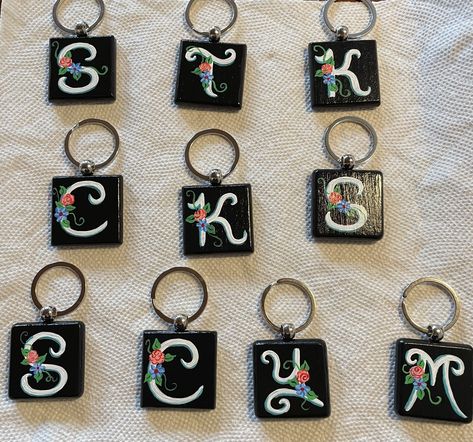 Fevicryl Mouldit Ideas Keychain, Lippan Art Keychain, Molded Clay Art Keychain, Key Holder Painting Ideas, Mandala Art On Keychain, Mandala On Keychain, Keychain Display, Mandala Jewelry, Diy Birthday Gifts For Friends