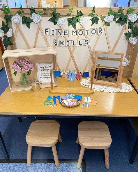 Diy Eyfs Resources, Fine Motor Provocations, Eyfs Areas, Finger Gym, Sensory Tray, Funky Fingers, Eyfs Classroom, Tuff Tray, Daycare Ideas