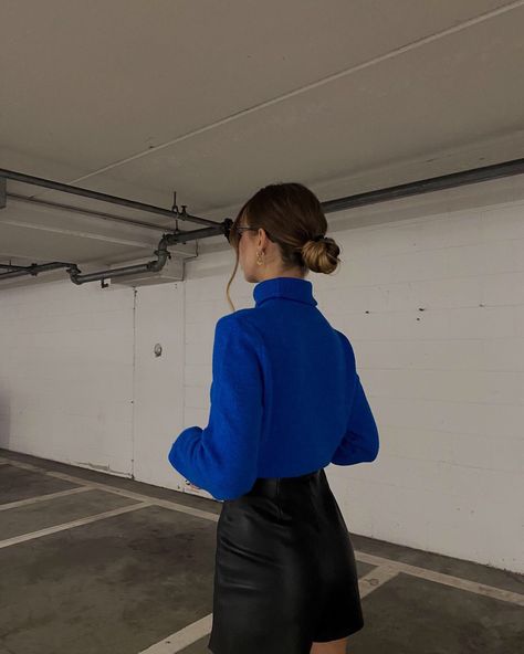 Skirt Leather Outfit, Blue Top Outfit, Blue Sweater Outfit, Short Black Skirt, Black Leather Skirts, Winter Dress, Blue Outfit, Blue Sweater, Black Mini Skirt