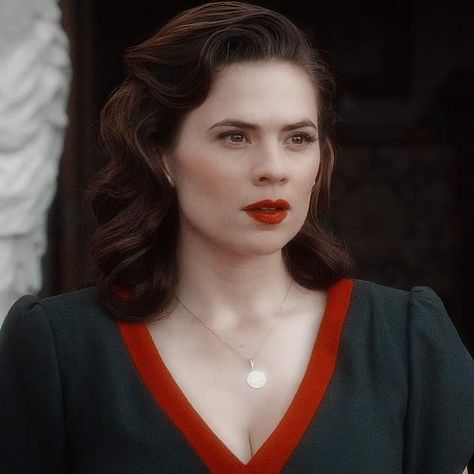 Agent Carter Hailey Atwell, Haley Atwell, Margaret Elizabeth, 50s Hairstyles, Hayley Atwell, Peggy Carter, Agent Carter, Marvel Women, Vintage Hairstyles