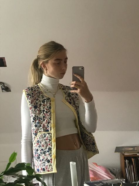 Quilted Waistcoat Outfit, Quilt Vest Outfit, Floral Vest Outfit, Mum Fits, Quilted Vest Outfit, Vest Outfits Aesthetic, Vest Street Style, Waistcoat Outfit, Vest Outfit