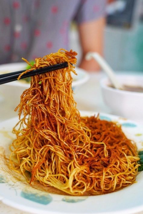 Your guide to Hong Kong’s traditional noodle dishes | Localiiz Hong Kong Fried Noodles, Hong Kong Dishes, Hong Kong Noodles Recipes, Hong Kong Recipes Dishes, Hong Kong Recipes, Hong Kong Style Noodles, Hong Kong Noodles, Shanghai Noodles, Kong Recipes