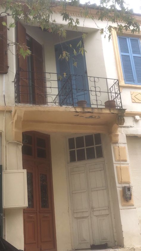 Mediterranean Apartment Exterior, Greece Apartment Aesthetic, Greek Apartment Aesthetic, Italian Apartment Exterior, Greece House Exterior, Greece House Aesthetic, Greek House Exterior, Italy Apartment Aesthetic, Paris Bedroom Aesthetic