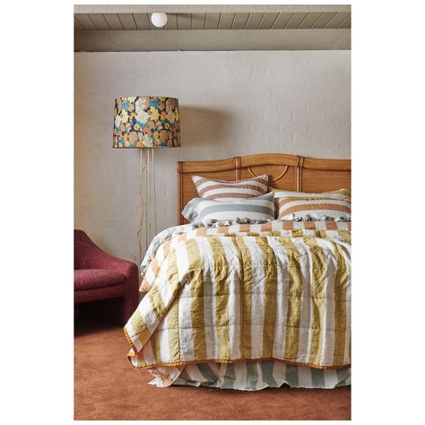 Society Of Wanderers (@societyofwanderers) • Instagram photos and videos End Of Bed Quilt, Bedding For Airbnb, King Size Bed Styling, Single Bed Styling, Colorful Guest Bedroom, Quilt On Bed, Maximalist Bed, Twin Bedroom Decor, Bed Throw Pillows