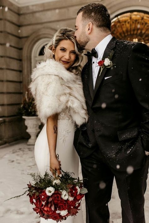 Christmas Wedding Themes, Outdoor Winter Wedding, Winter Wedding Photos, Snow Wedding, February Wedding, Nye Wedding, Wedding Fur, Wedding Themes Winter, Winter Bride