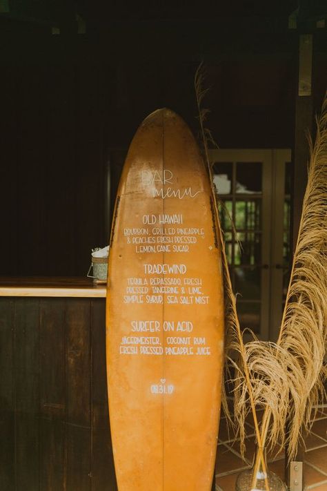 Surfboard Wedding Decor, Hawaiian Wedding Theme, Surfboard Wedding, Hawaiian Wedding Themes, Surf Wedding, Polynesian Wedding, Hana Hawaii, Tropical Table, Casual Beach Wedding