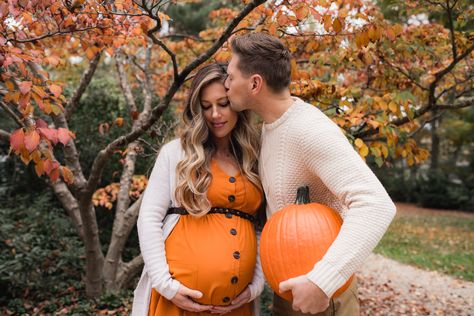 Maternity Pumpkin Costume, Fall Maternity Photoshoot Pumpkin Patch, Pumpkin Maternity Photoshoot, Pumpkin Pregnancy Photos, Fall Maturity Photoshoot Ideas, Pumpkin Pregnant Belly, Pumpkin Patch Maternity Photoshoot, Pumpkin Belly Pregnant, Pumpkin Patch Maternity Photos