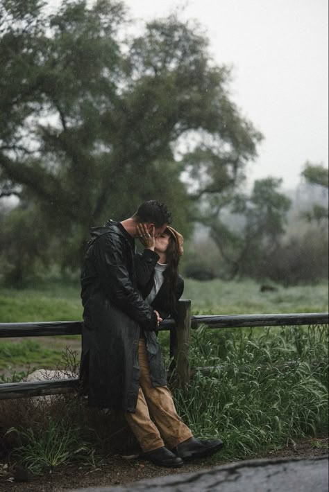 Rain Portrait Photography, Photoshoot In The Rain, Rain Portrait, Rainy Couple, Intimate Maternity Photos, Rainy Photoshoot, Rainy Engagement Photos, Beach Rain, Rainy Day Photos